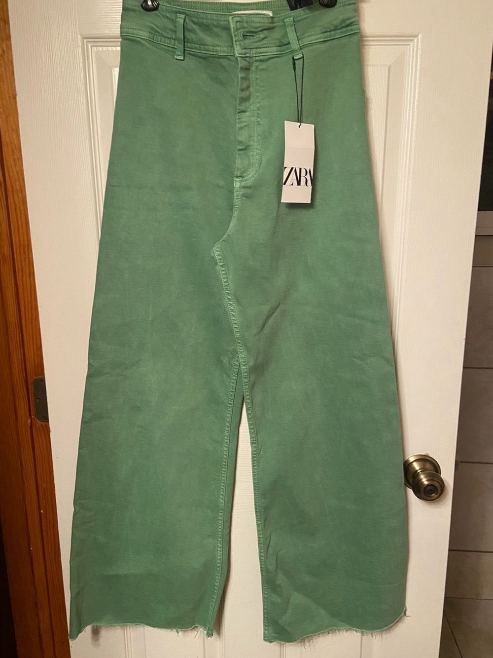 Zara Green High-Waisted Wide Leg Jeans – Raw Hem